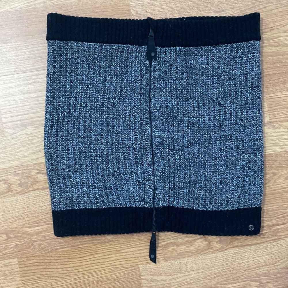 Lululemon tube scarf